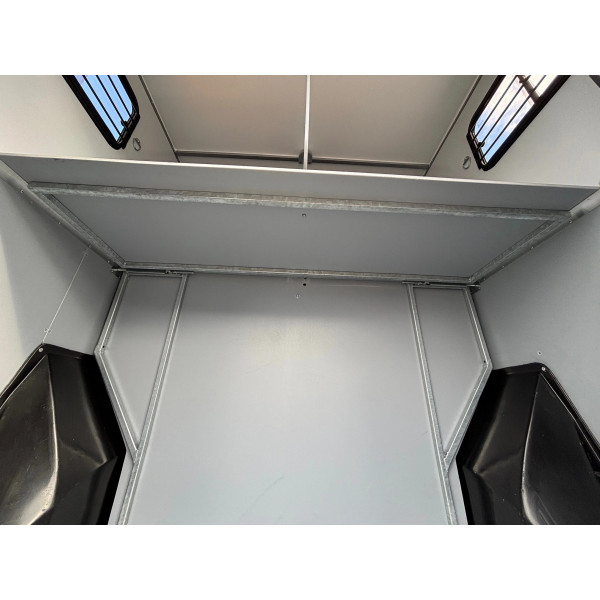 Tablette de sellerie pour camions chevaux 2