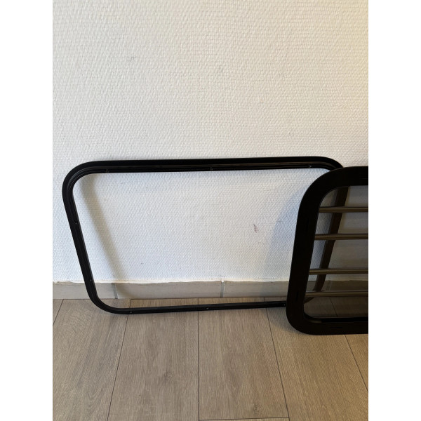 Fenêtre coulissante avec grille de protection chevaux 600×400 mm