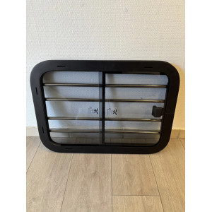 Fenêtre coulissante avec grille de protection chevaux 600×400 mm