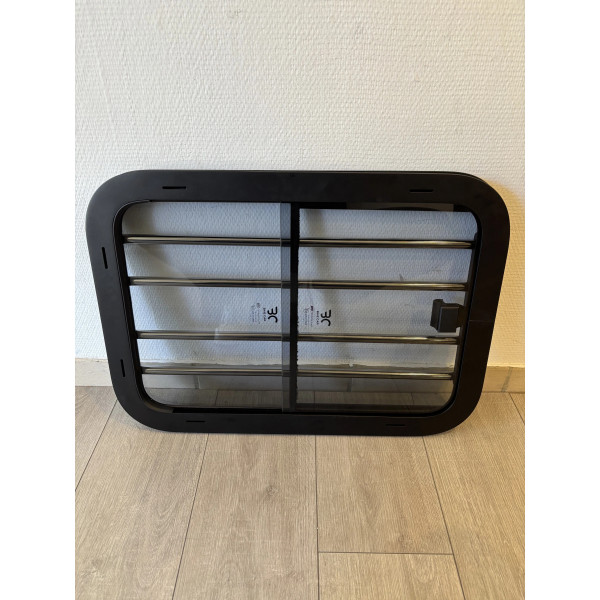 Fenêtre coulissante avec grille de protection chevaux 600×400 mm