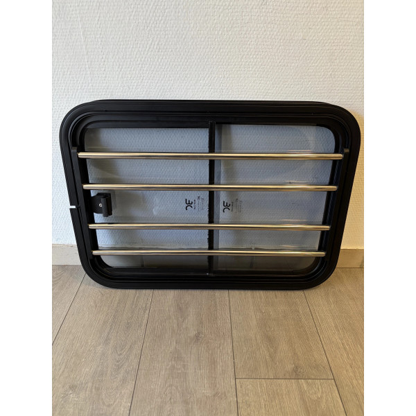 Fenêtre coulissante avec grille de protection chevaux 600×400 mm 2