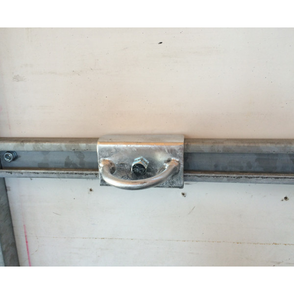 Anneau d'attache pour rail coulissant 